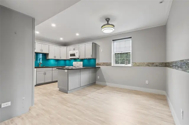 105 Camelot Dr gallery image 6