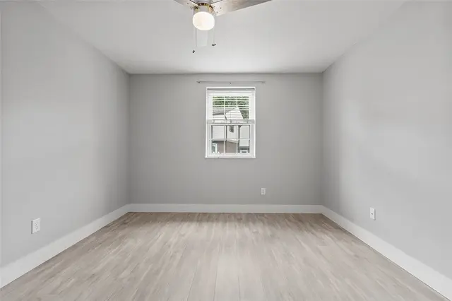 105 Camelot Dr gallery image 8