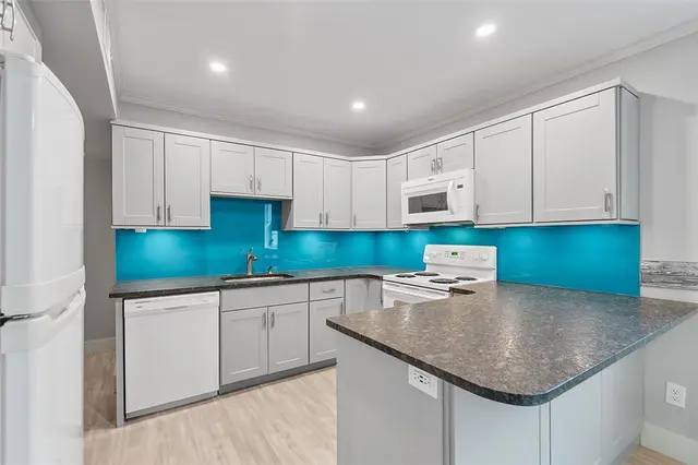 105 Camelot Dr gallery image 9