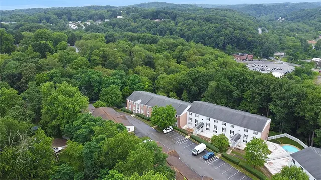 105 Camelot Dr gallery image 15