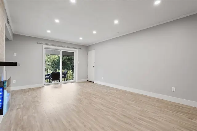 105 Camelot Dr gallery image 21