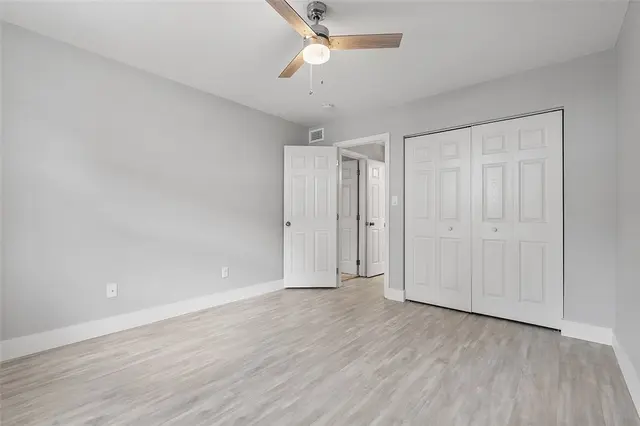 105 Camelot Dr gallery image 26