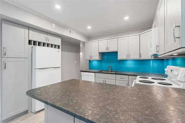 105 Camelot Dr gallery image 28