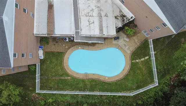 105 Camelot Dr gallery image 32