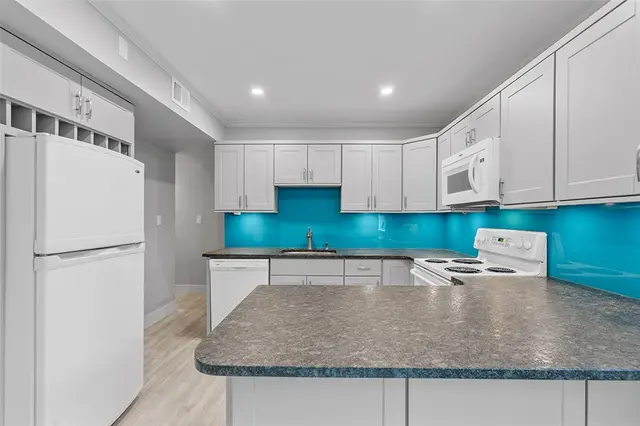 105 Camelot Dr gallery image 33