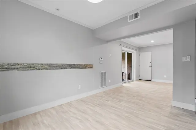 105 Camelot Dr gallery image 37
