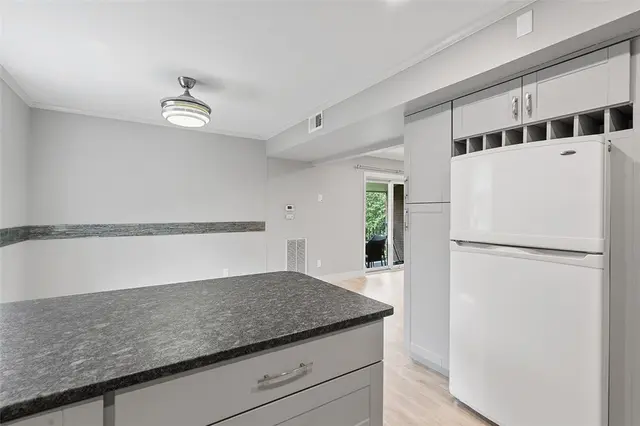 105 Camelot Dr gallery image 39