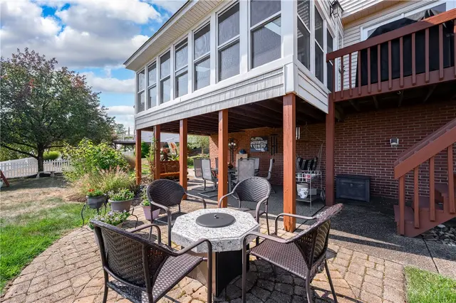 105 Sloan Ct gallery image 3