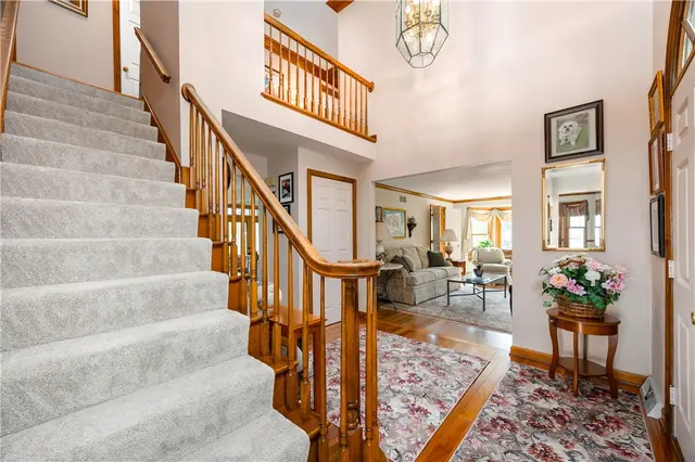 105 Sloan Ct gallery image 4