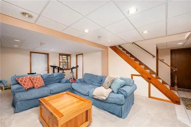 105 Sloan Ct gallery image 5