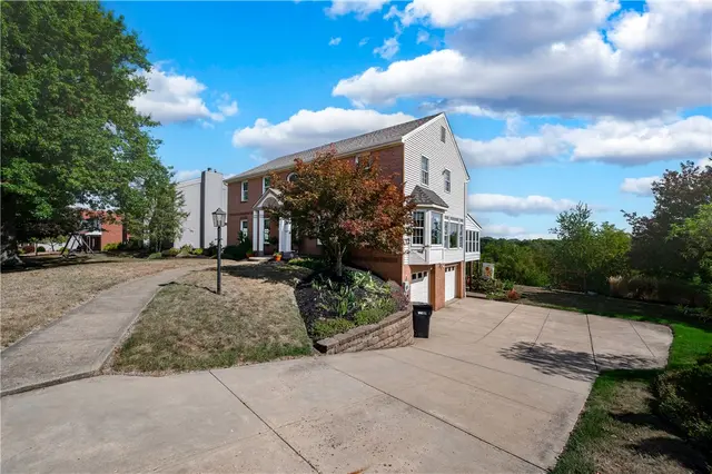 105 Sloan Ct gallery image 6