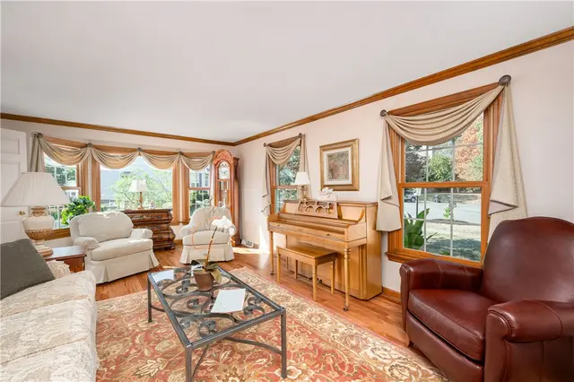 105 Sloan Ct gallery image 8