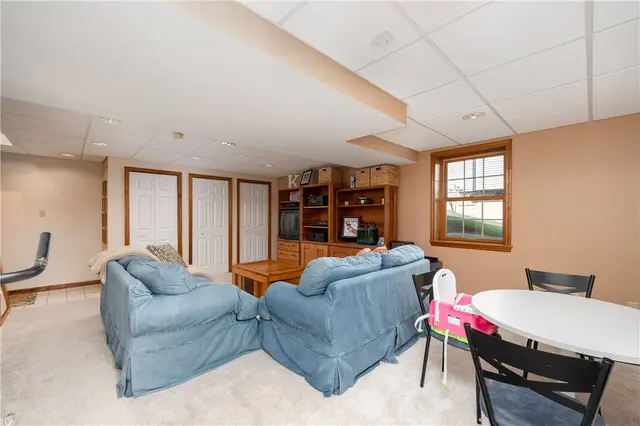 105 Sloan Ct gallery image 14