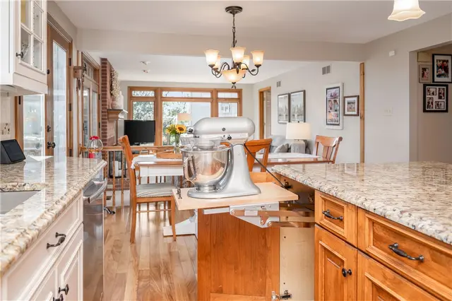 105 Sloan Ct gallery image 16