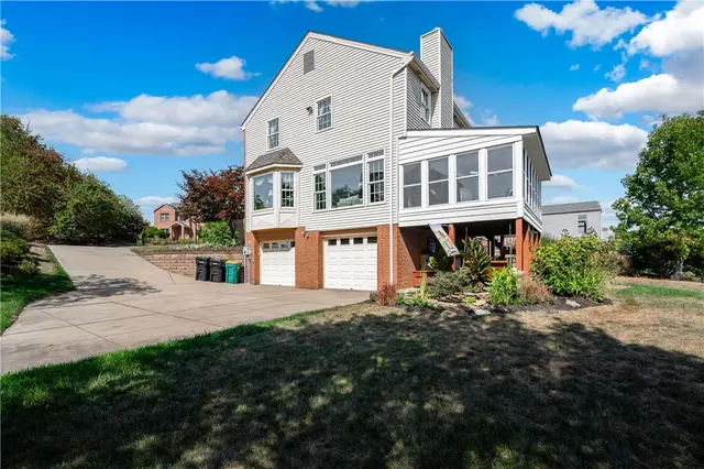 105 Sloan Ct gallery image 18