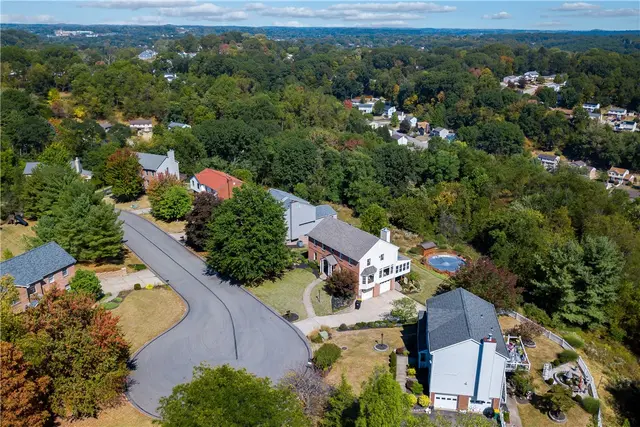 105 Sloan Ct gallery image 19