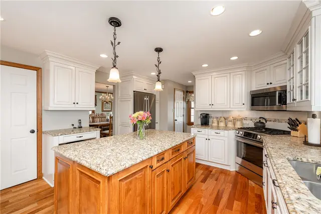 105 Sloan Ct gallery image 27