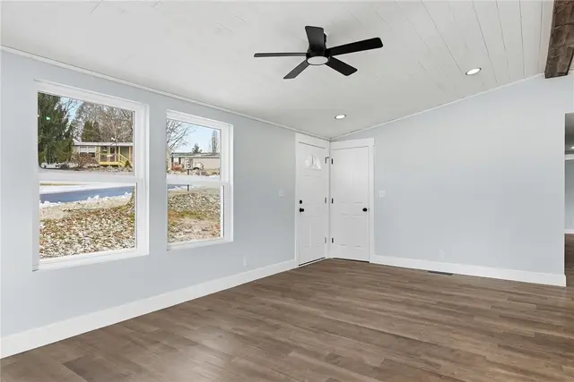 105 York Rd gallery image 2