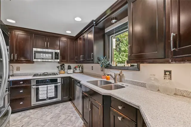 106 Elrose Dr gallery image 16