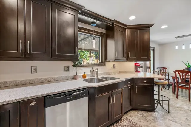 106 Elrose Dr gallery image 31
