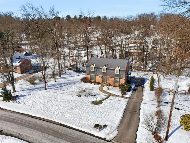 1069 Woodhill Drive gallery image 2