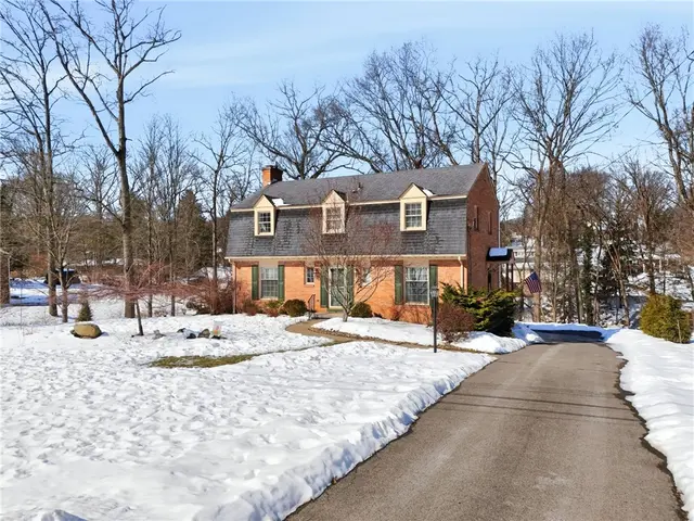 1069 Woodhill Drive gallery image 3