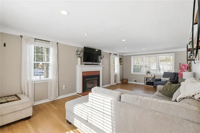 1069 Woodhill Drive gallery image 9