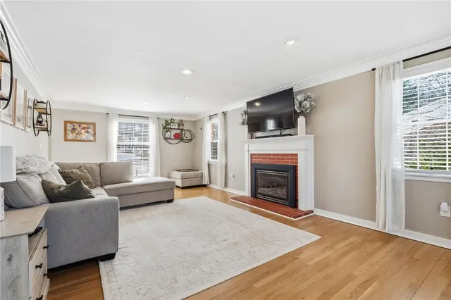 1069 Woodhill Drive gallery image 11