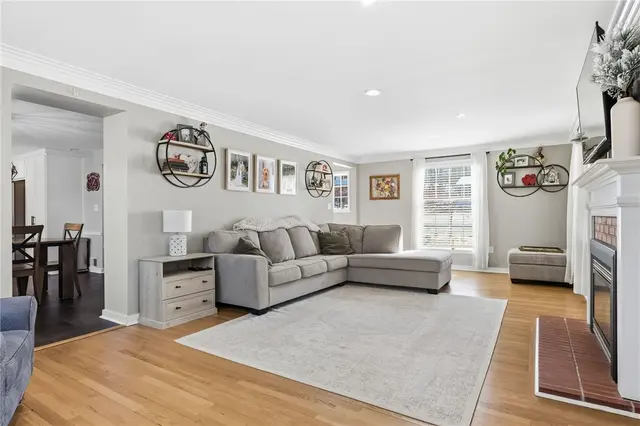 1069 Woodhill Drive gallery image 12