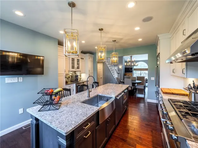 107 Southern Valley Ct gallery image 15