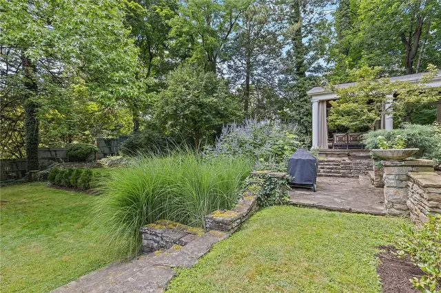 107 Woodland Road gallery image 35