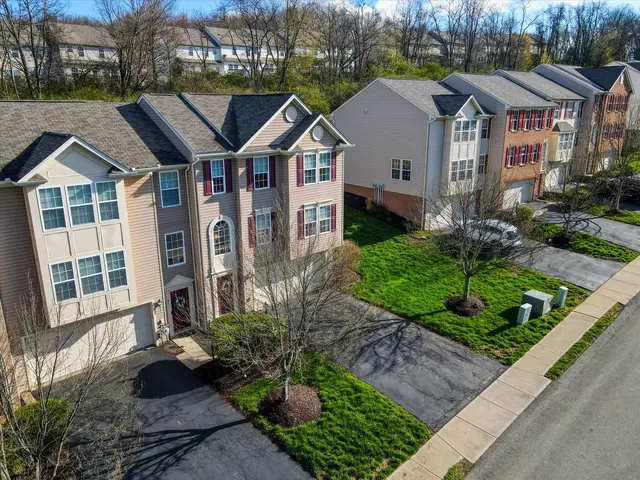 109 Bellefield COURT gallery image 32
