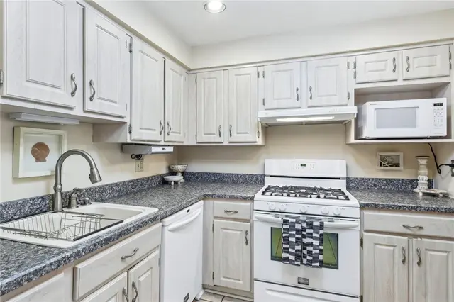 109 Forest Edge Drive gallery image 32