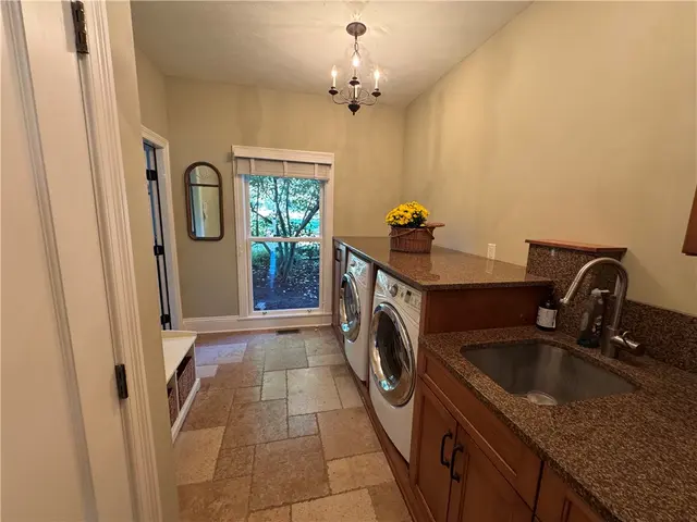 109 Lakeland Dr gallery image 21