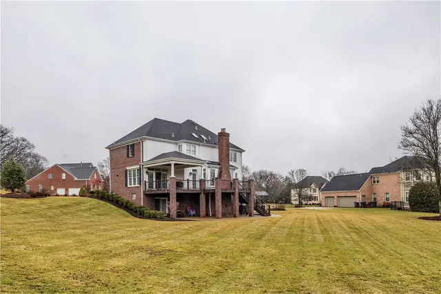 109 Oakview Dr gallery image 4