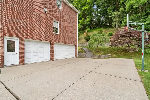 109 Radcliff Dr gallery image 16
