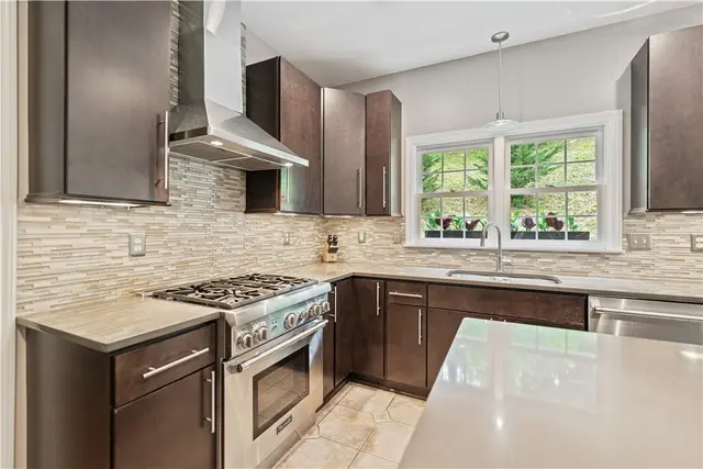 109 Radcliff Dr gallery image 31