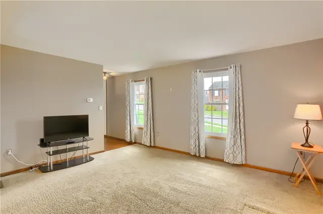 109 Woodbine Drive gallery image 4