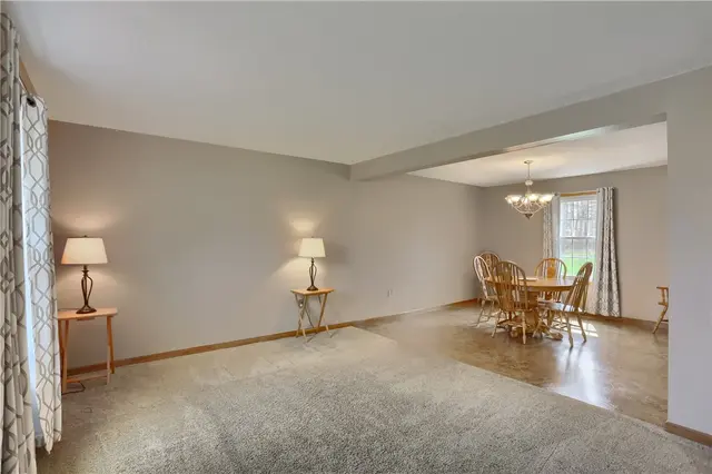 109 Woodbine Drive gallery image 5
