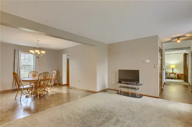 109 Woodbine Drive gallery image 6