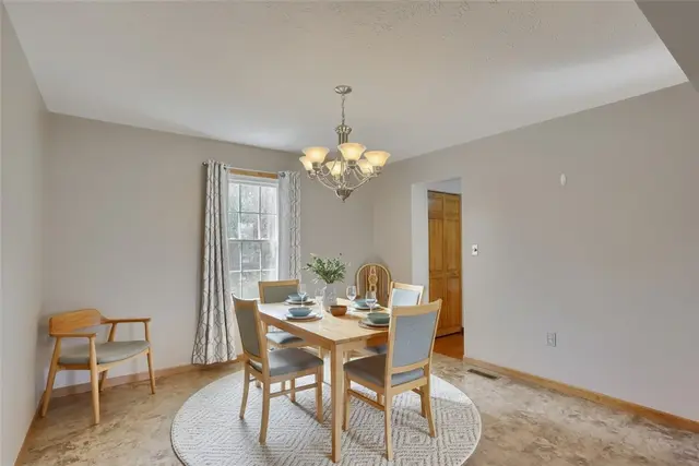 109 Woodbine Drive gallery image 16