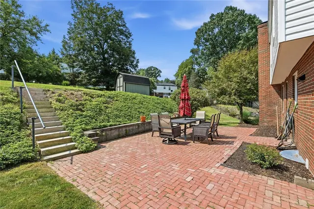 110 Cherrington Dr gallery image 32