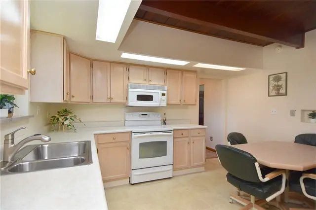 110 Circle Dr gallery image 6
