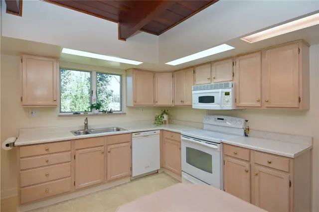 110 Circle Dr gallery image 11