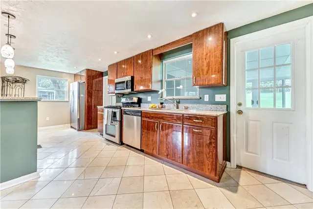 110 Lee Rd gallery image 6