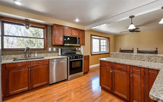 110 Point Vue Dr gallery image 8