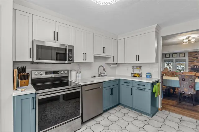 1104 W Ridge Road gallery image 11
