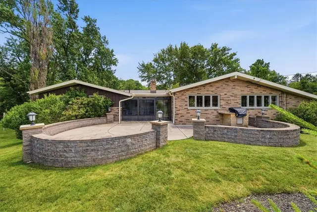 111 Doray Dr gallery image 8