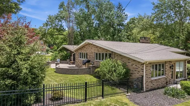 111 Doray Dr gallery image 9