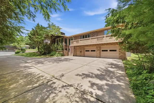 111 Doray Dr gallery image 11